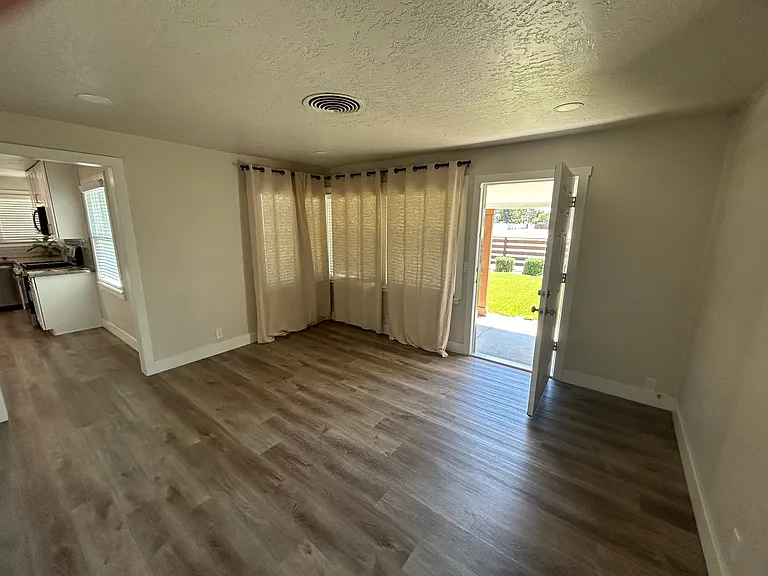 357 W Gettysburg Ave — Photo 2