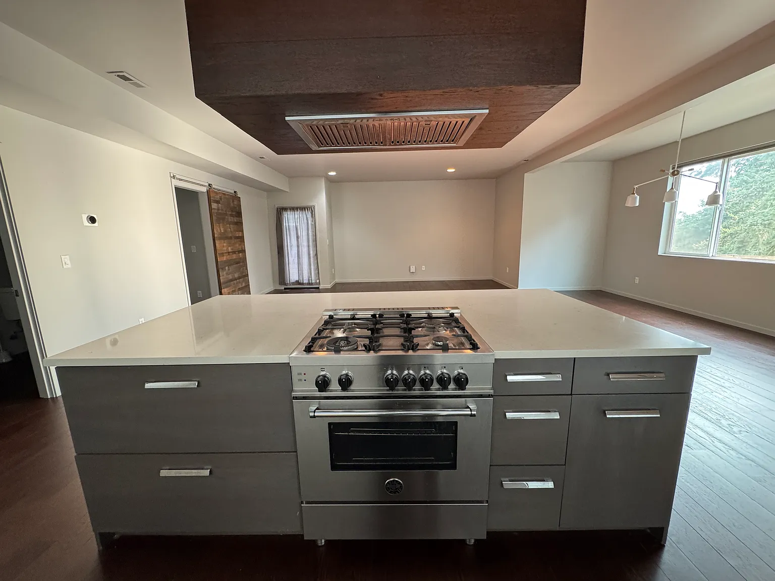 5 bed, 2.5 bath, 2480 sqft, $4,250 — Photo 4