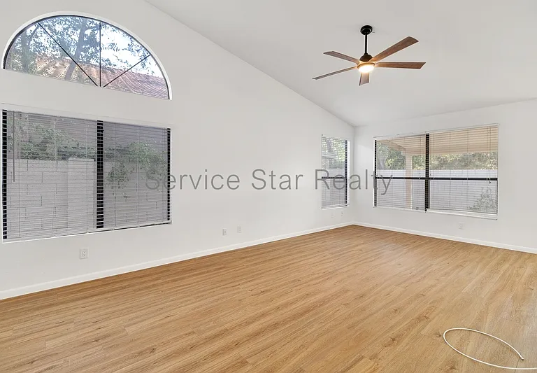 179 W Knox Rd — Photo 4
