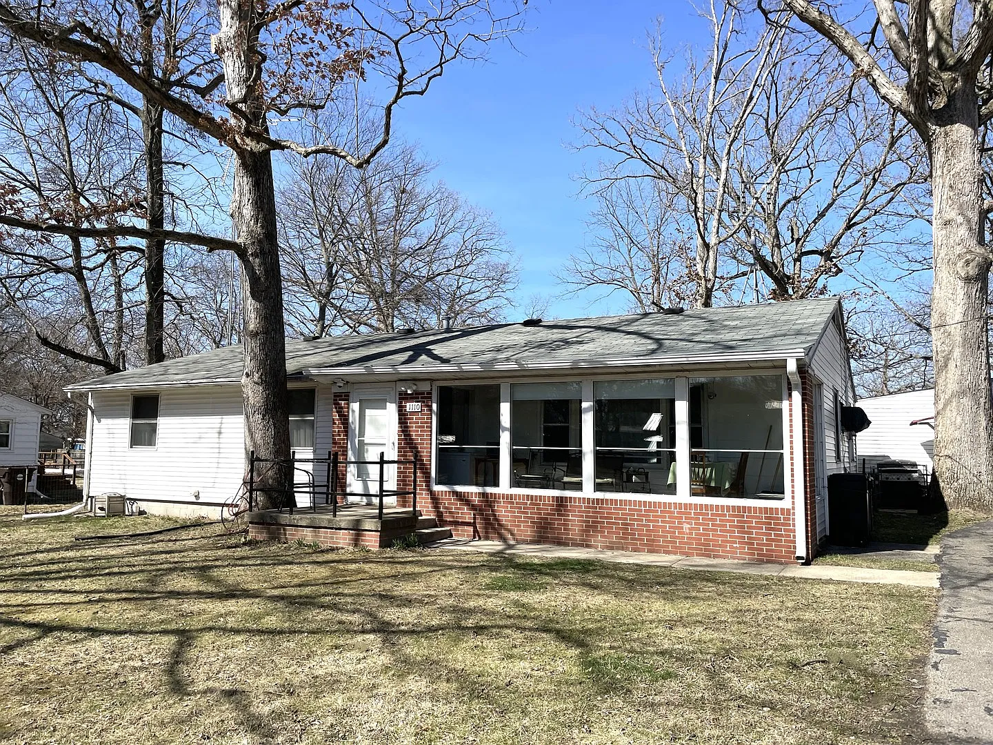 1110 Pin Oak Dr photo 1