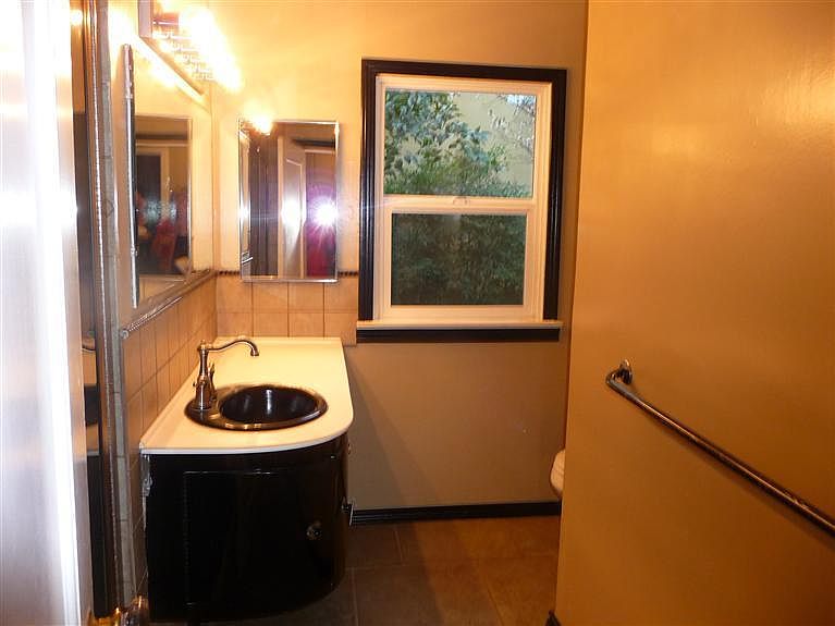 2nd image of 942 E Sierra Madre Ave