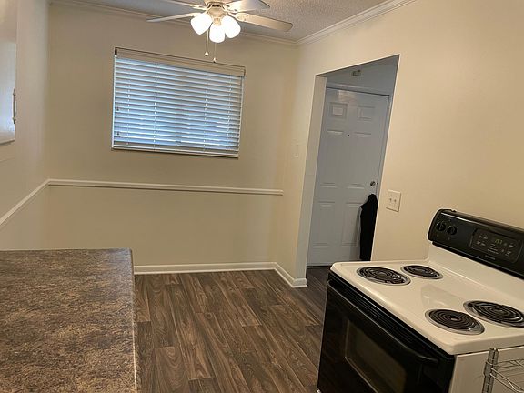 Dining area in kitchen.
