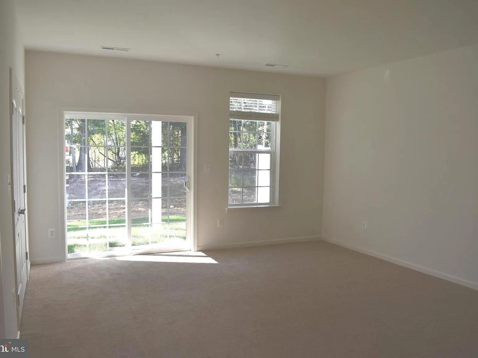 3 bed, 4.0 bath, 2236 sqft, $2,799 — Photo 3