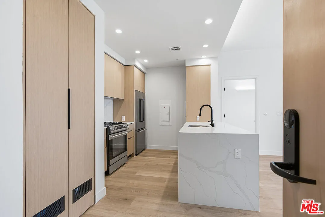 1 bed, 1.0 bath, 806 sqft, $4,395 — Photo 1
