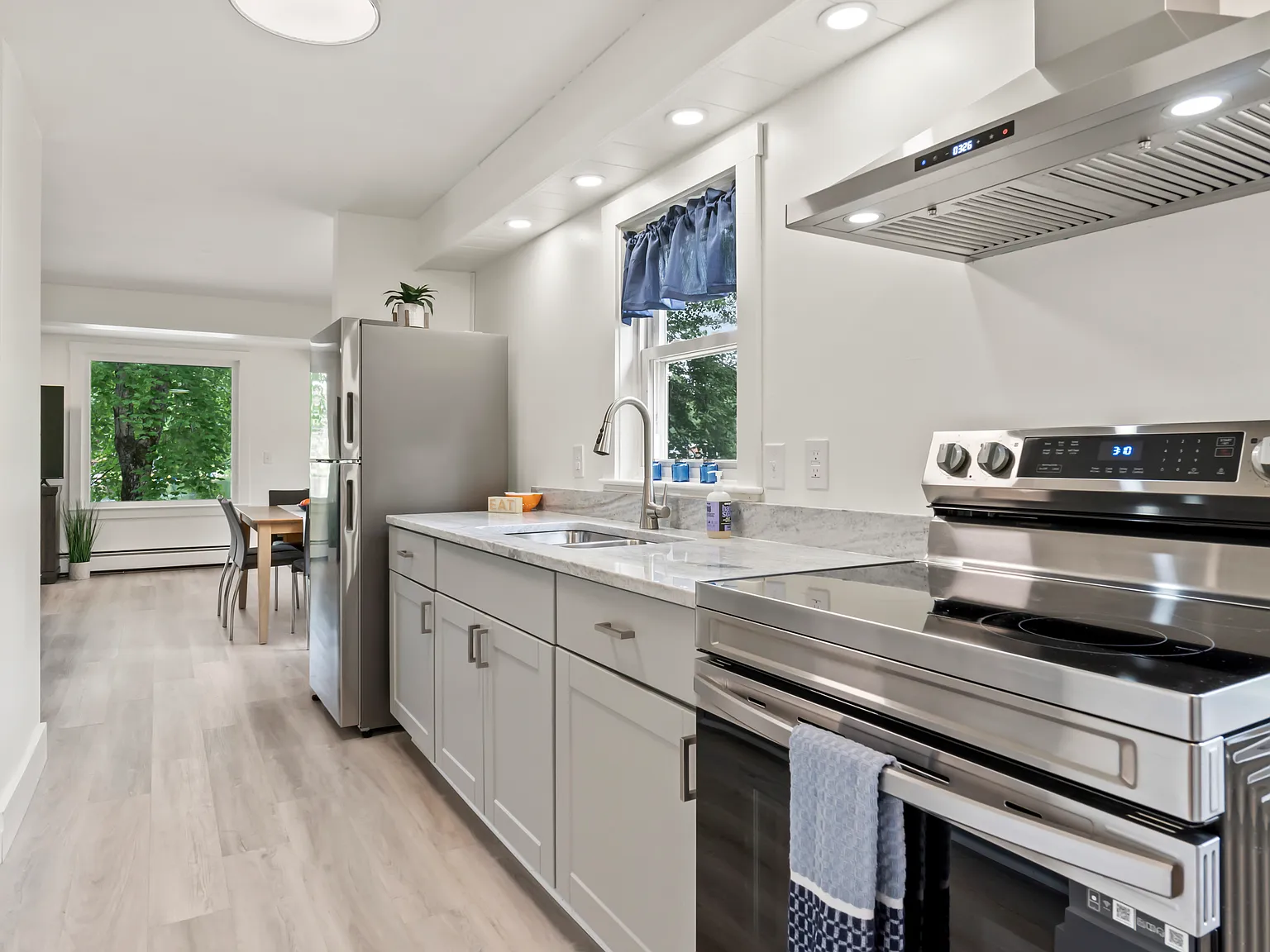 2 bed, 976 sqft, $2,000 — Photo 3