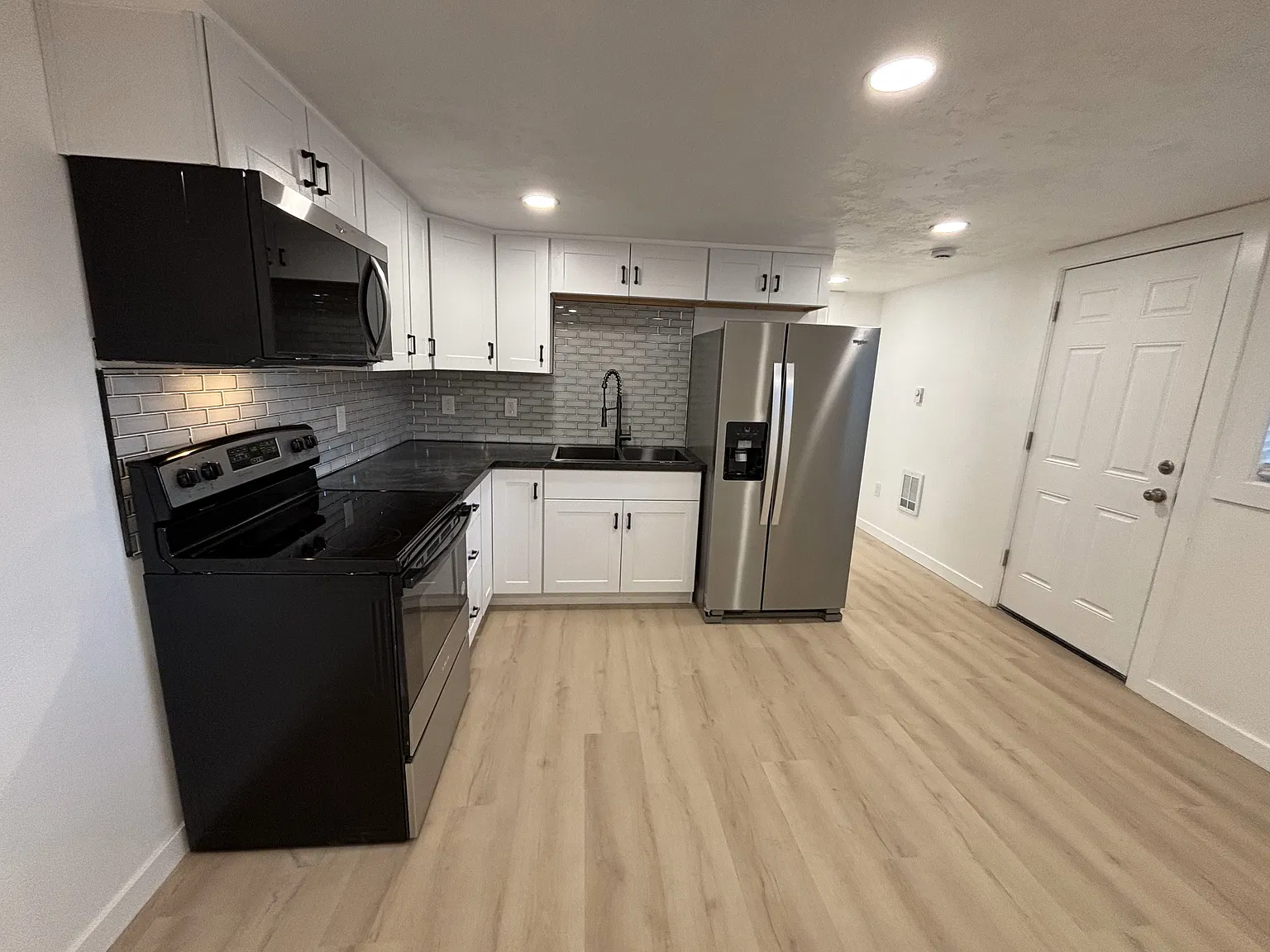 1 bed, 900 sqft, $1,200 — Photo 2