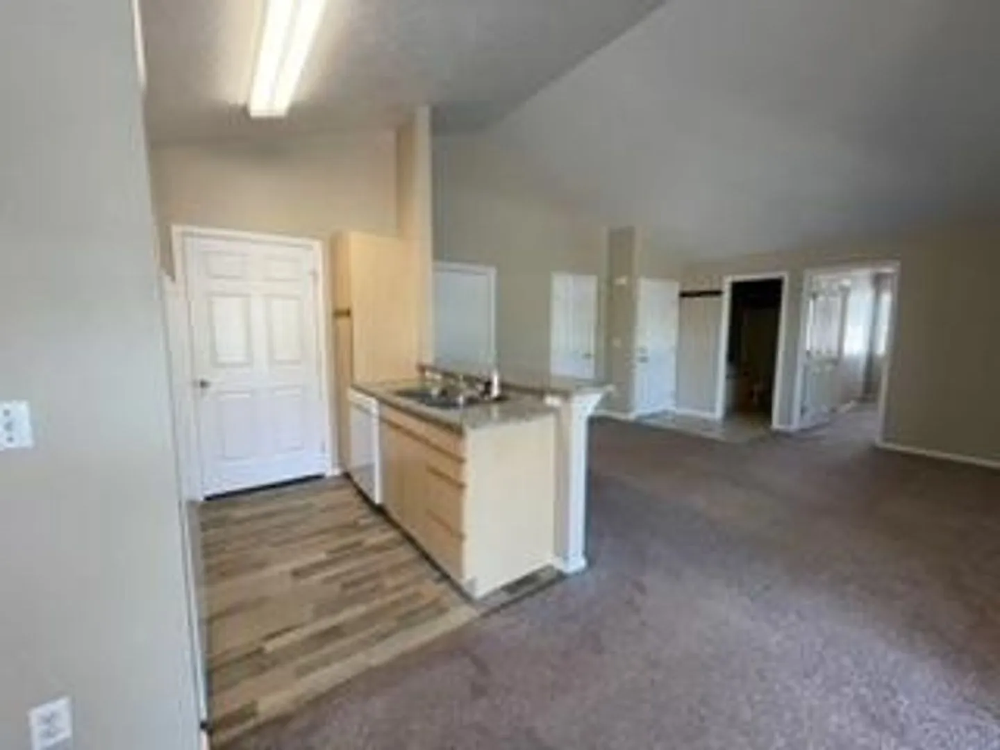 Centrally Located 2 Bedroom 2 Bathroom — Photo 4