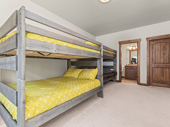 Ground level bunkroom -- Queen over Queen & Twin over Futon