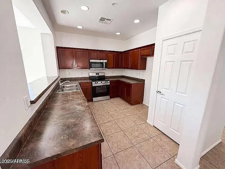 934 E Overlin Dr — Photo 2