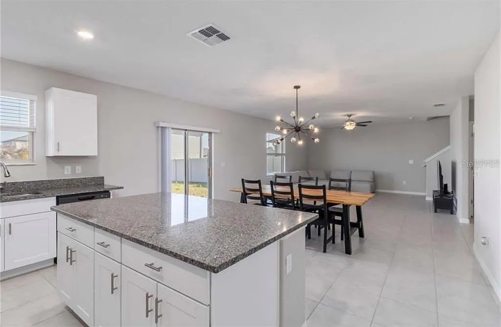 4 bed, 2.5 bath, 2635 sqft, $2,600 — Photo 4