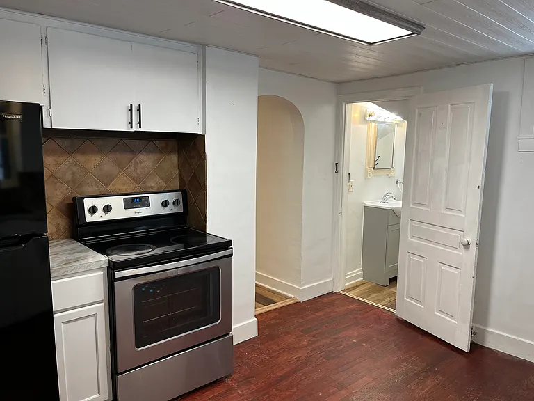 652 Washington Ave #1/2 — Photo 6