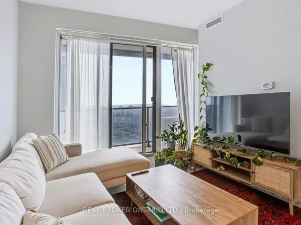 2221 Yonge St, Toronto, ON