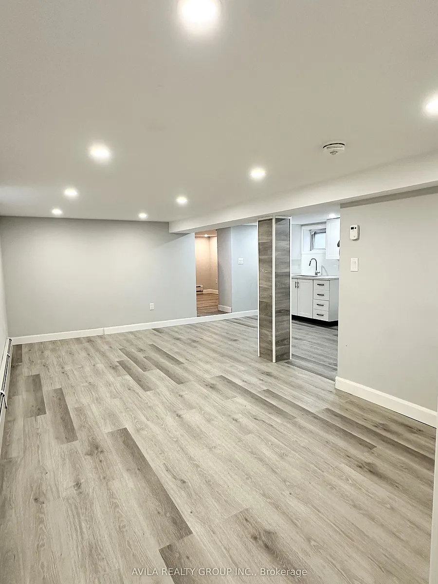 Building Photo - 30 Balsam Ave S #BASEMENT