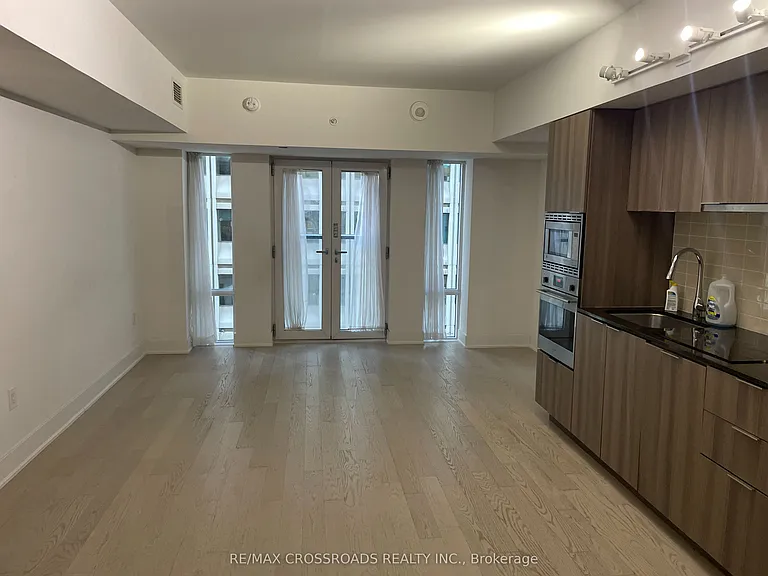 955 Bay St #521 — Photo 11