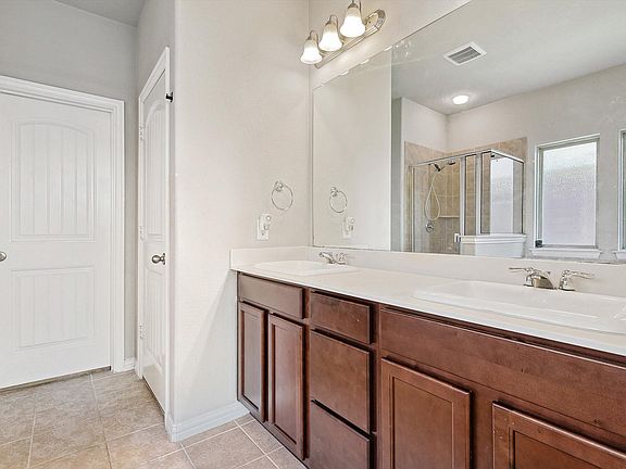 5th image of 1009 Bird Creek Dr