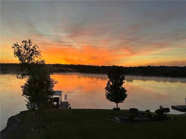 1415 Kensington Ln, Raymore, MO 64083