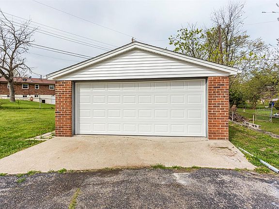 3rd image of 3537 Camelot Dr