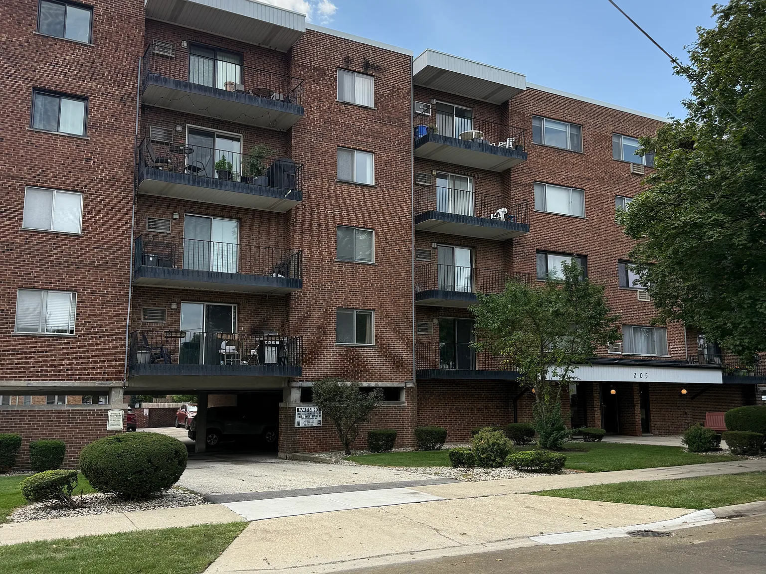 205 W Miner St — Photo 1