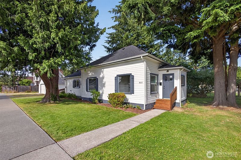 2nd image of 902 Fidalgo Street