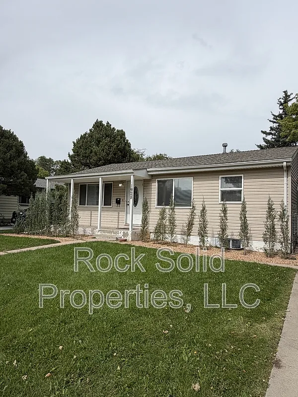 3 bed, 2.0 bath, 1728 sqft, $2,395 — Photo 1