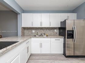 2200 Park Ln, Hollywood, FL