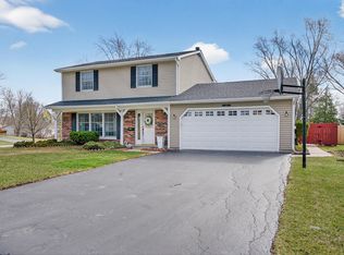 360 Pebble Creek Dr, Lake Zurich, IL 60047