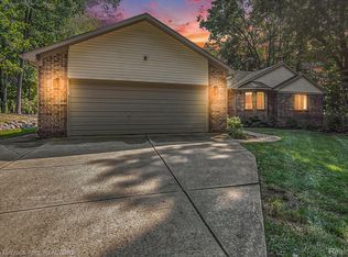 912 Wildbrook Ln, Lake Orion, MI