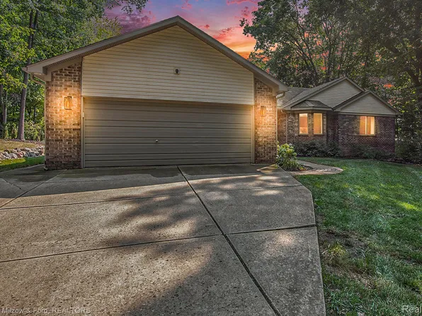 912 Wildbrook Ln, Lake Orion, MI 48362