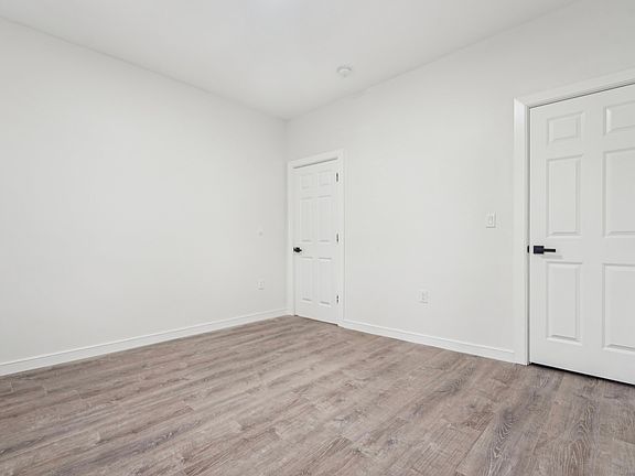 3rd image of 208 Magnolia St