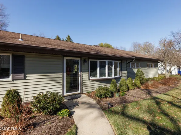 15 Branford Circle, Tinton Falls, NJ 07724