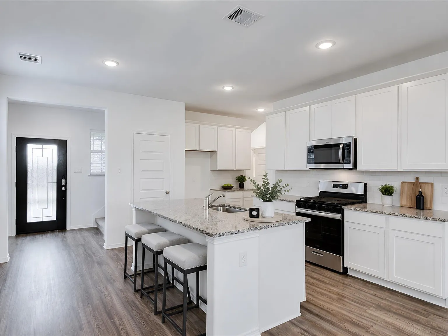 4 bed, 2.5 bath, 2176 sqft, $2,400 — Photo 2