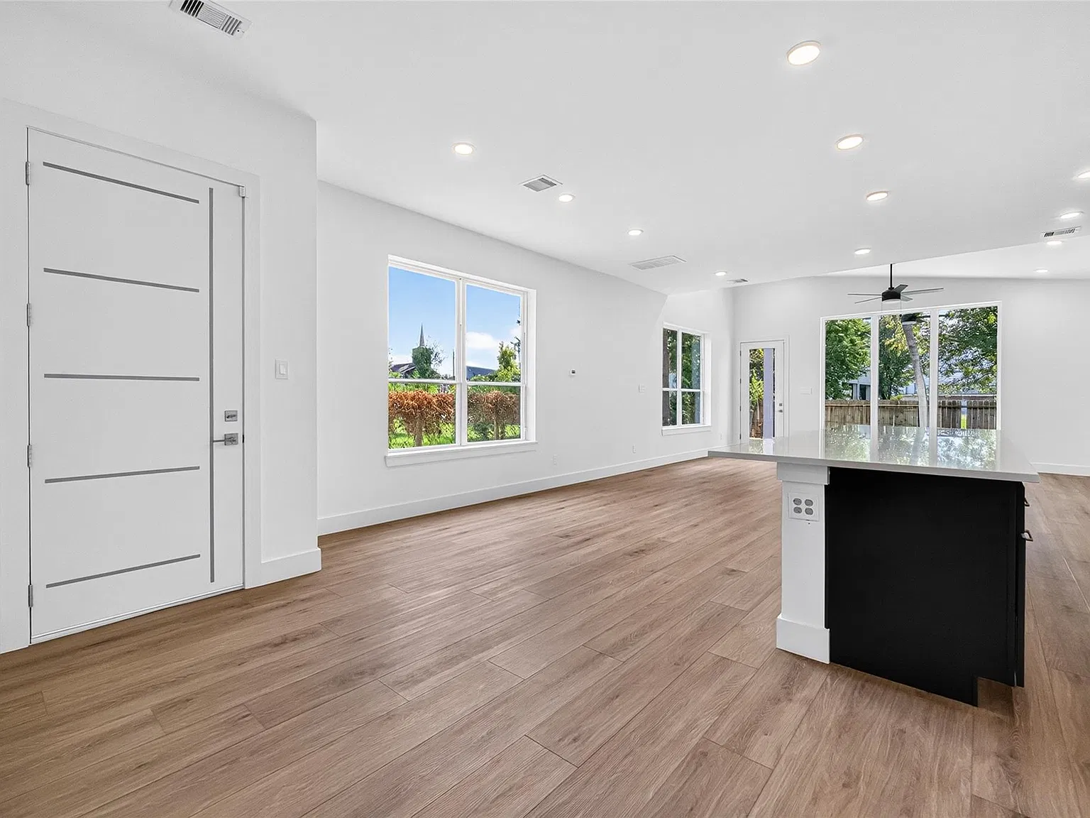 3 bed, 4.0 bath, $3,200 — Photo 3