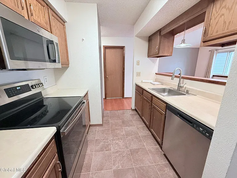 208 Yorktown Dr — Photo 6