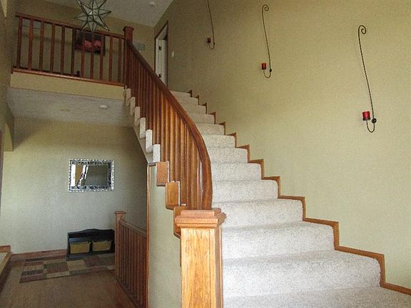 3rd image of 220 Grandview Dr