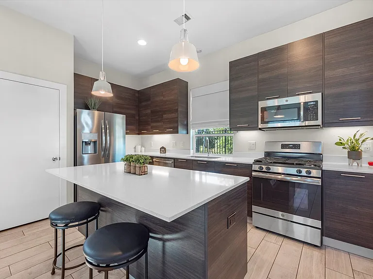 2210 Wipprecht St — Photo 3