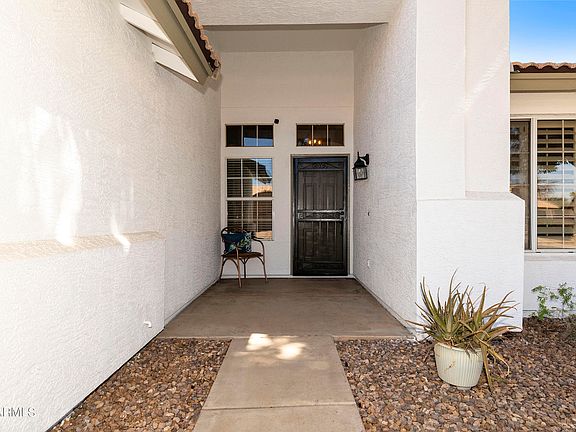 3rd image of 1522 E LINDA Lane