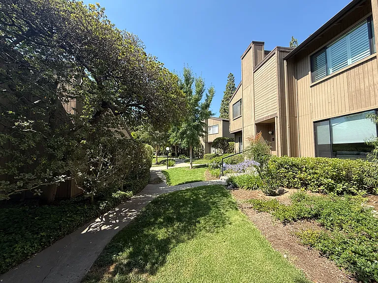 475 W Walnut St — Photo 38
