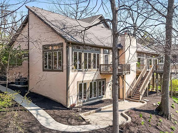 2nd image of 117 Lake Bluff Dr