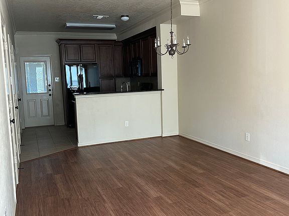 4th image of 221 E Luhn St