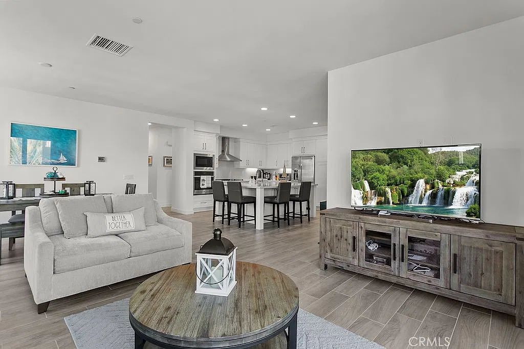 3 bed, 2.0 bath, 1930 sqft, $5,995 — Photo 4