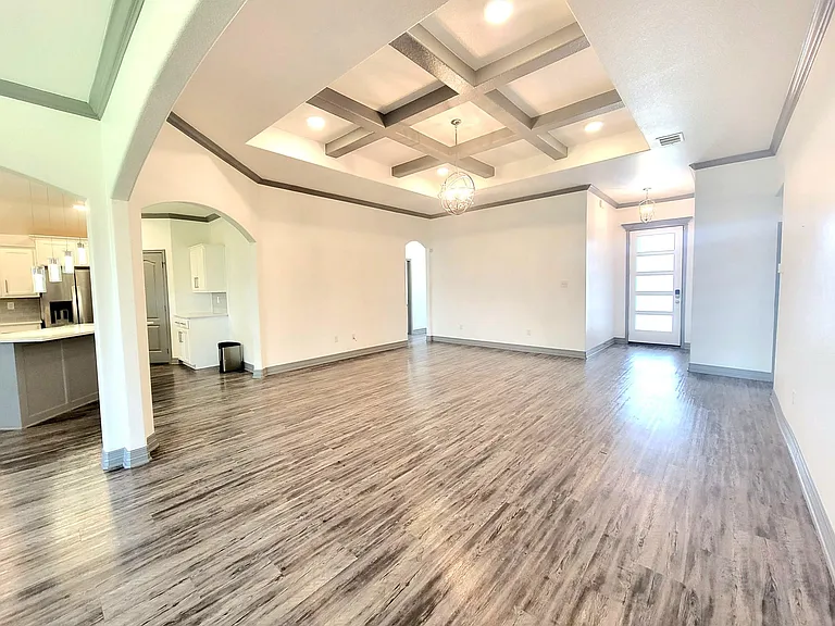 807 Holliday Dr — Photo 11