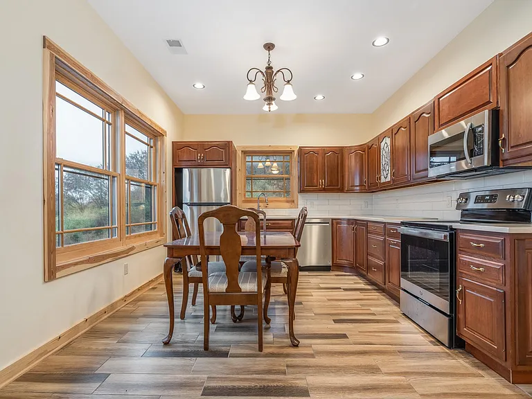13 Johnston Dr — Photo 3