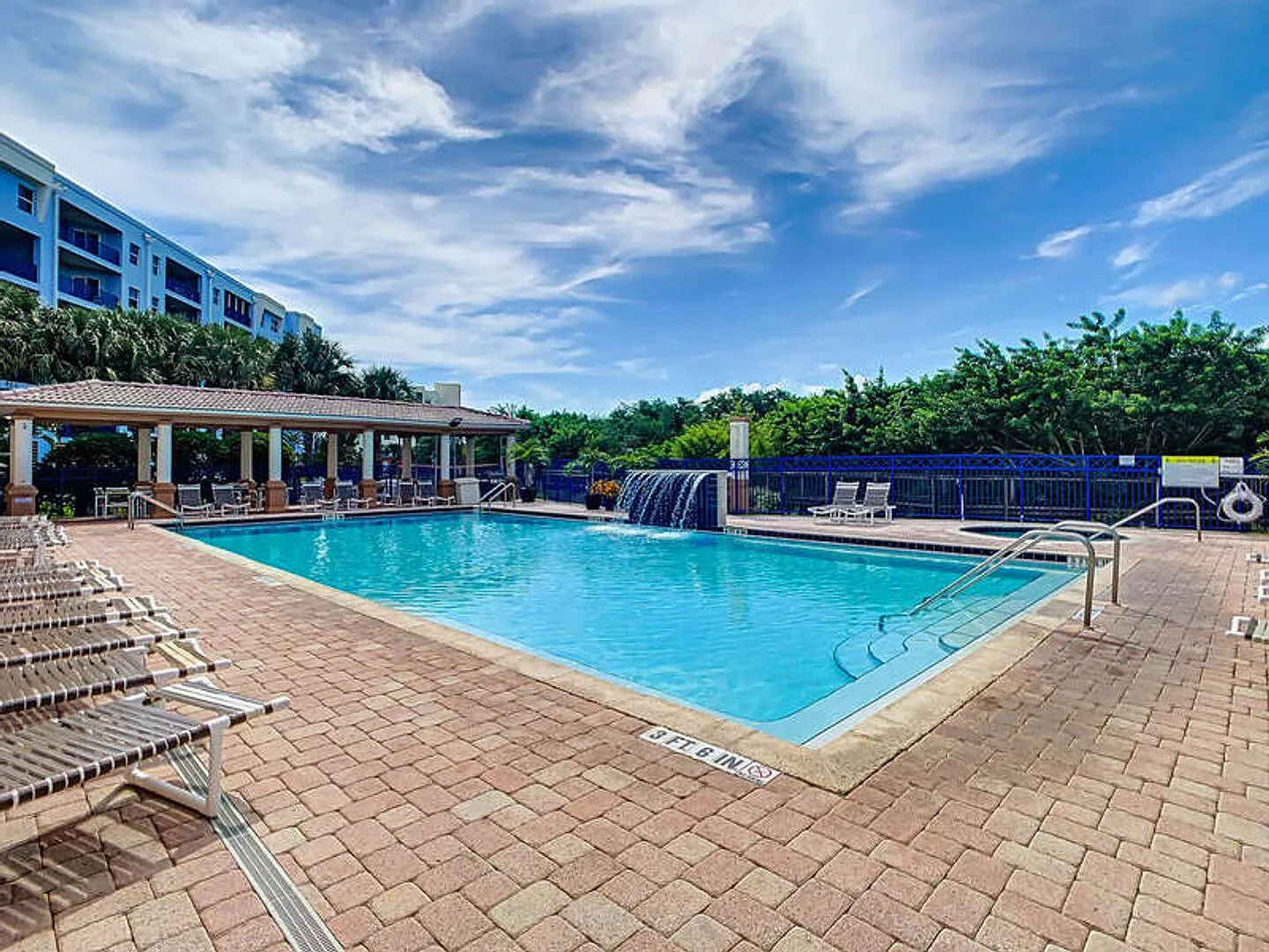 Beautiful 3 Bed 2 Bath Ocean Walk Condo — Photo 2