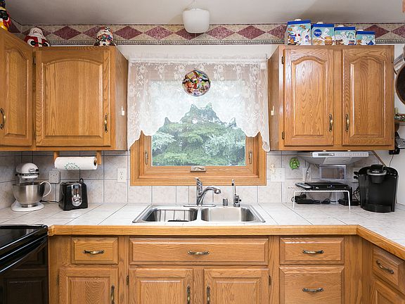 Kitchen w/ Tiled Floor 