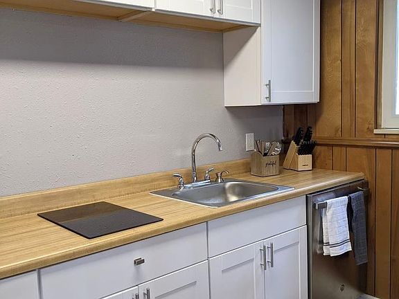 Fully stocked kitchenette with hot pad, full size dishwasher, microwave and refrigerator