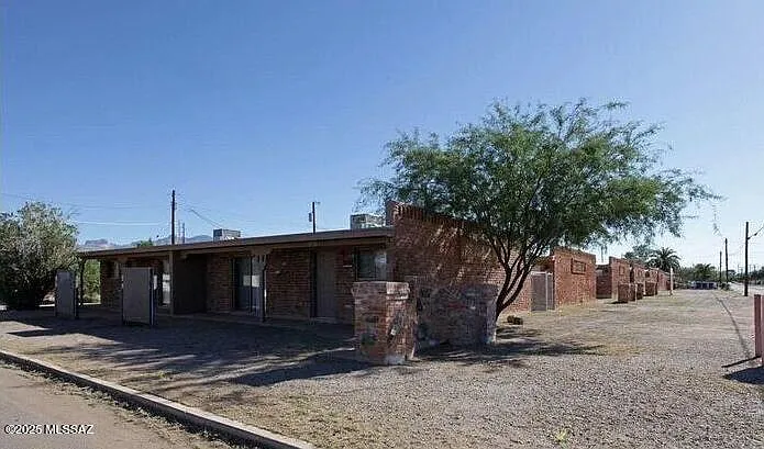 425 E Delano St — Photo 1