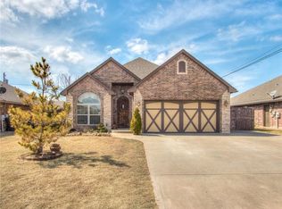 905 Ridgeway Dr, Moore, OK 73160