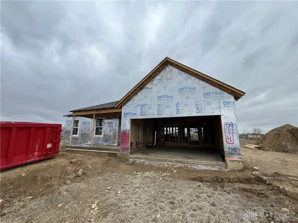 714 Hunters Run Dr, Brookville, OH 45309