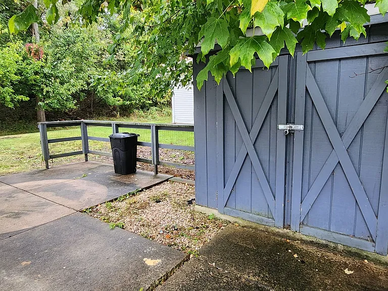 209 Woods Edge Ln — Photo 8