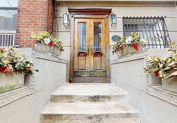 5th image of 223 W 70th St